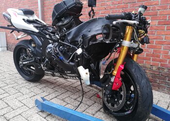 R1 2008 gedemonteerd, alle onderdelen op de webshop 
