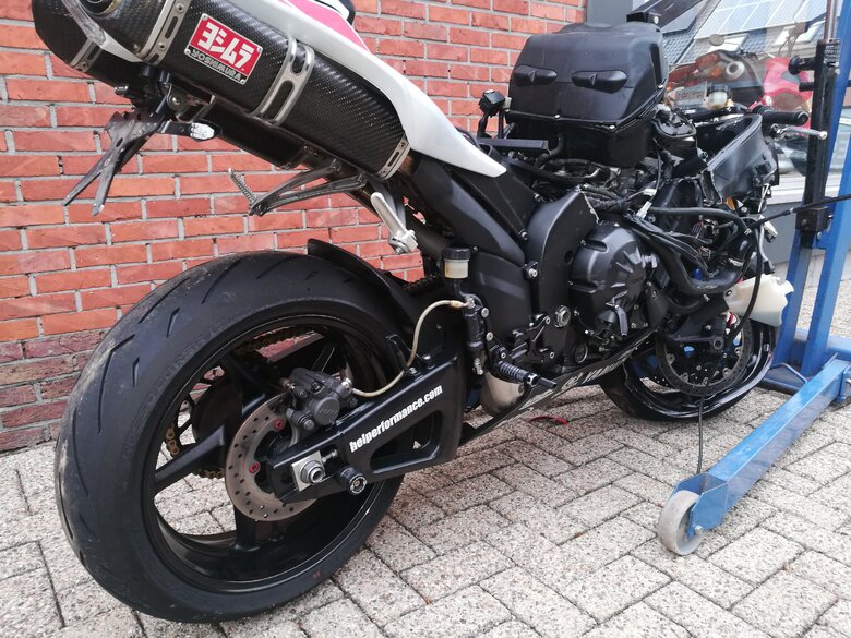 R1 2008 gedemonteerd, alle onderdelen op de webshop 